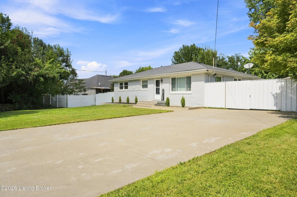 Photo of 5509 Mary Layne Rd, Louisville, KY 40219 (MLS # 1727891)