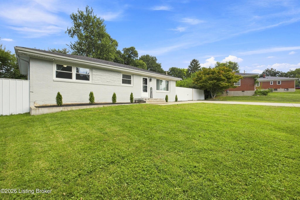 Photo of 5509 Mary Layne Rd, Louisville, KY 40219 (MLS # 1727891)