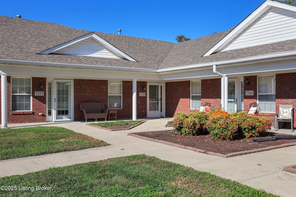 Photo of 7339 Fox Hollow Way, Louisville, KY 40228 (MLS # 1706814)