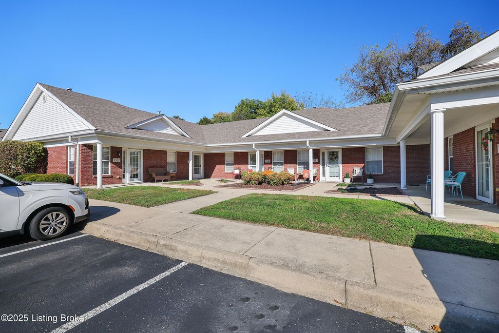 Photo of 7339 Fox Hollow Way, Louisville, KY 40228 (MLS # 1706814)