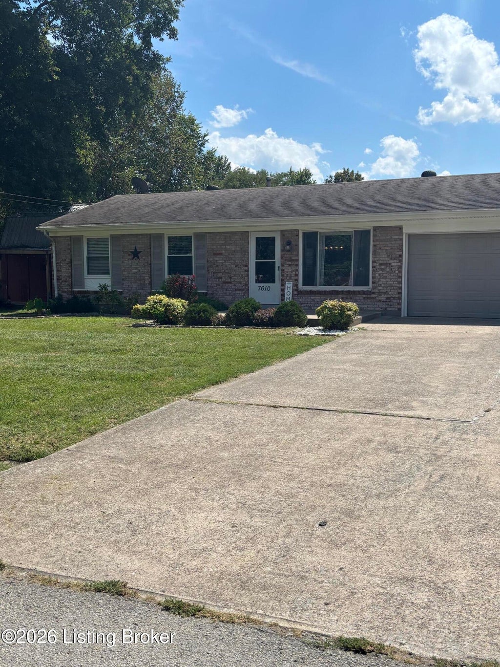 Photo of 7610 Marie Anna Dr, Louisville, KY 40258 (MLS # 1727746)
