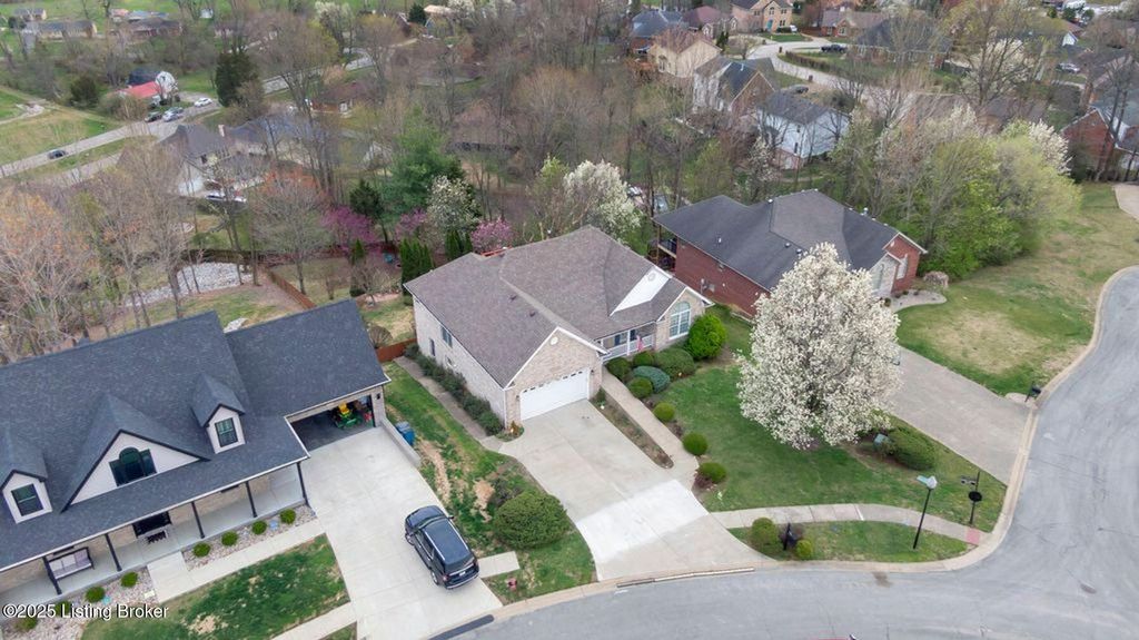 Photo of 4420 Stone Wynde Dr, Louisville, KY 40272 (MLS # 1704927)