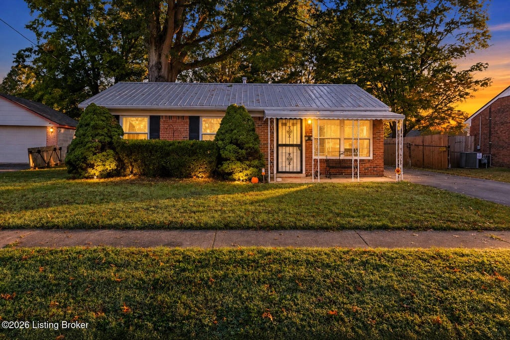 Photo of 5005 Railroad Ave, Louisville, KY 40258 (MLS # 1731830)