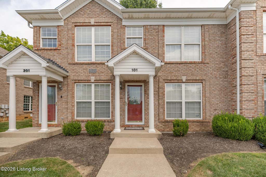 Photo of 6019 Wooded Creek Dr, Louisville, KY 40291 (MLS # 1727491)