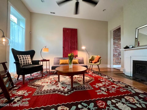 Tiny photo for 728 E Chestnut St, Louisville, KY 40202 (MLS # 1730968)
