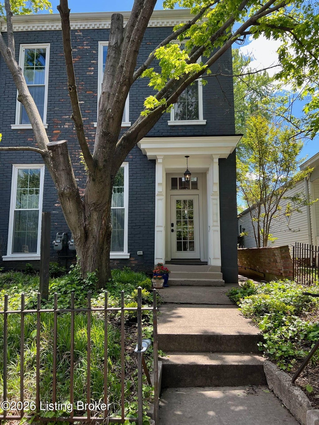 Photo of 728 E Chestnut St, Louisville, KY 40202 (MLS # 1730968)