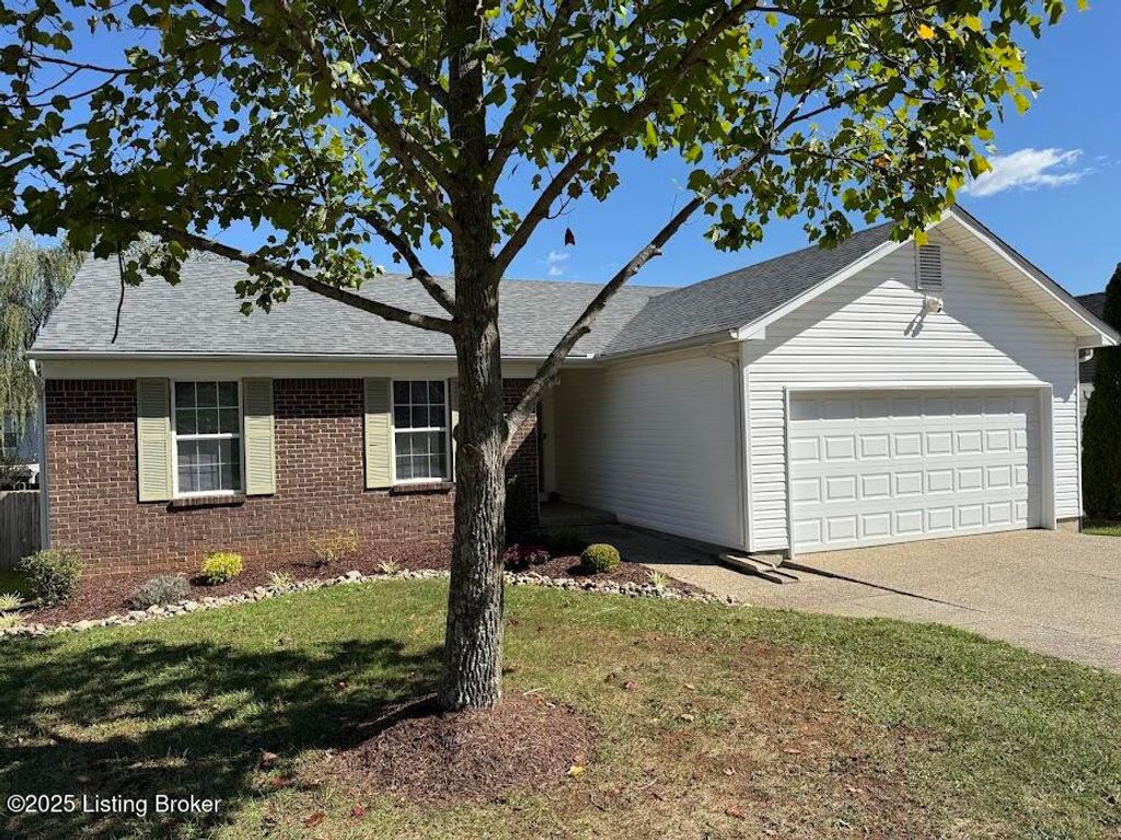 Photo of 1309 Cedar Springs Pkwy, La Grange, KY 40031 (MLS # 1700322)
