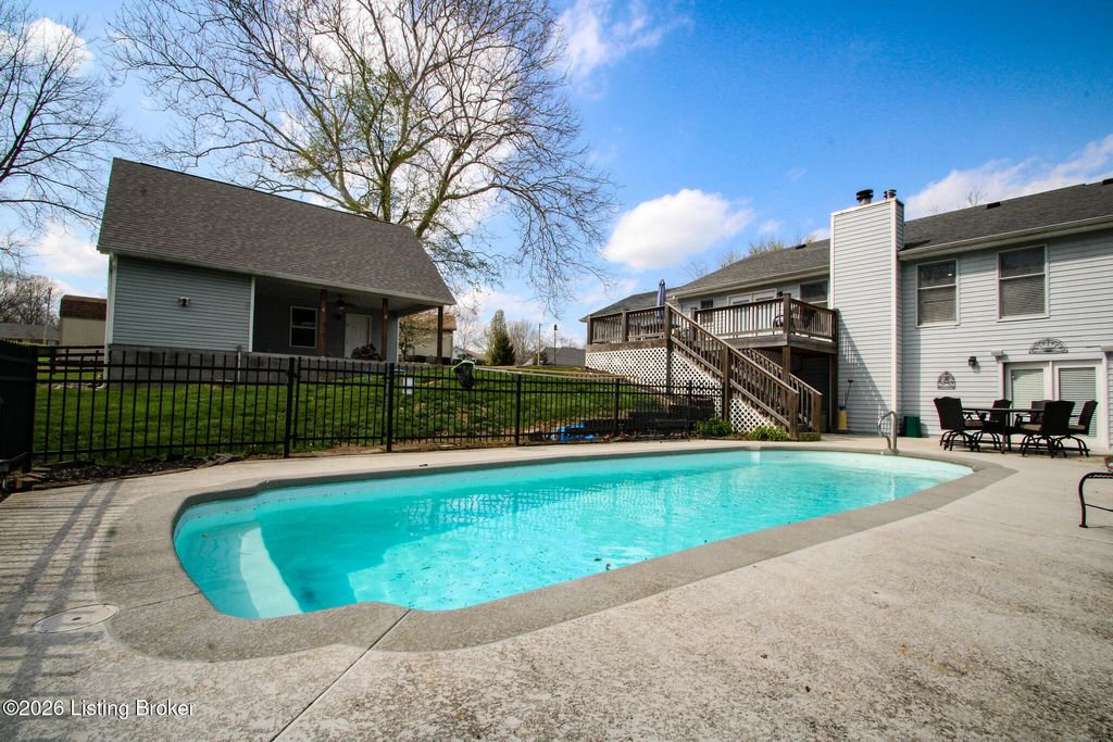 Photo of 1003 Benton Ridge Dr, Louisville, KY 40245 (MLS # 1712928)