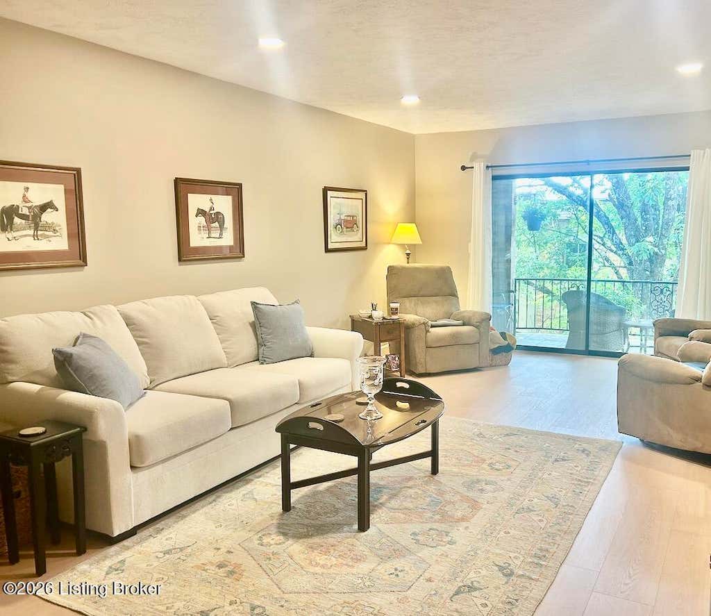 Photo of 5800 Coach Gate Wynde #APT 308, Louisville, KY 40207 (MLS # 1724763)