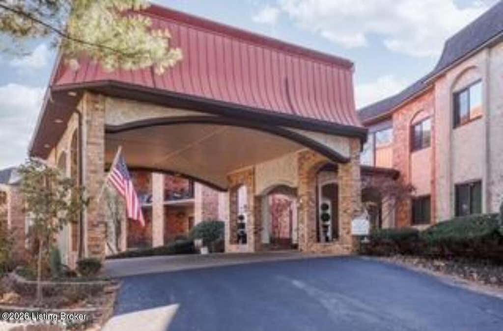 Photo of 5800 Coach Gate Wynde #APT 308, Louisville, KY 40207 (MLS # 1724763)