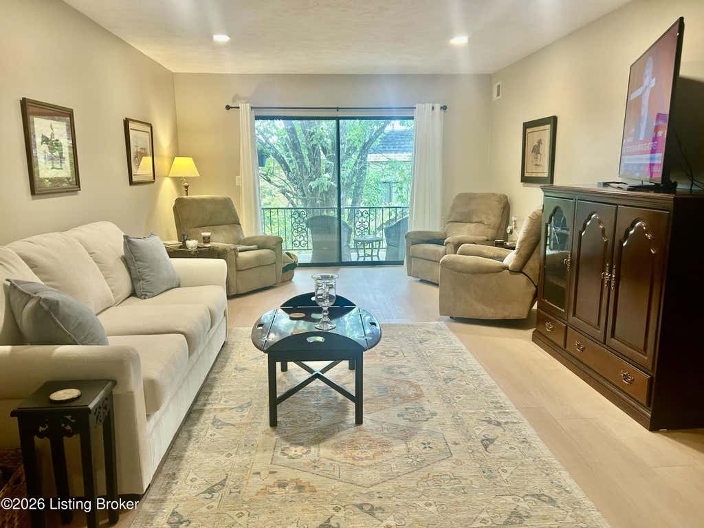 Photo of 5800 Coach Gate Wynde #APT 308, Louisville, KY 40207 (MLS # 1724763)