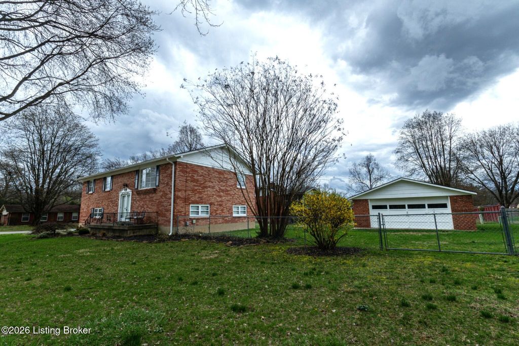 Photo of 2700 Stephan Rd, Louisville, KY 40214 (MLS # 1720134)