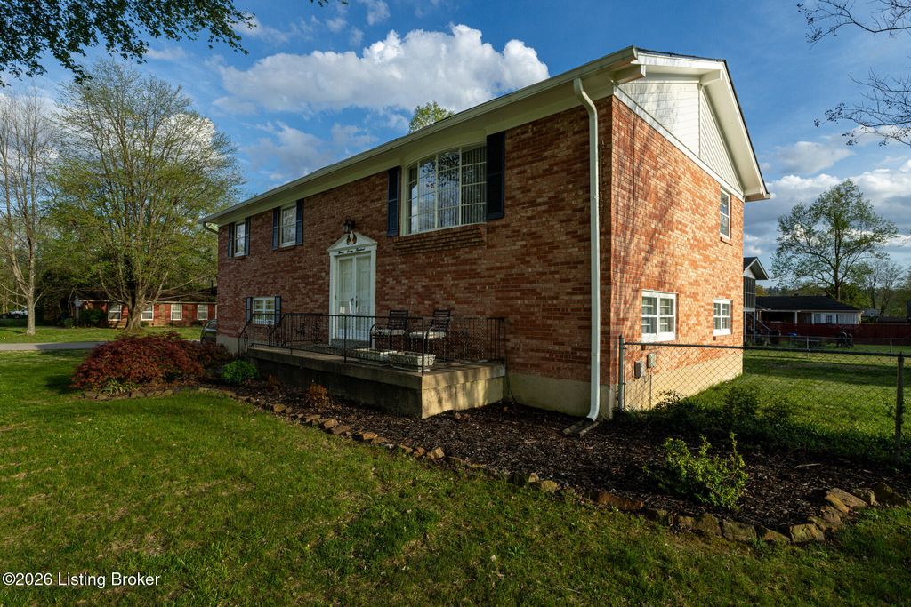 Photo of 2700 Stephan Rd, Louisville, KY 40214 (MLS # 1720134)