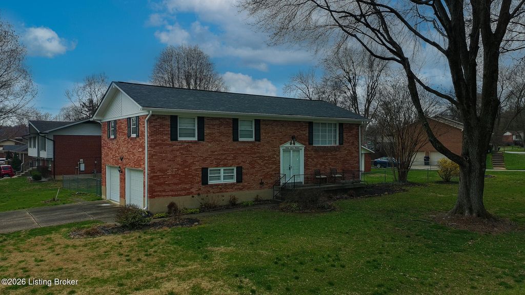 Photo of 2700 Stephan Rd, Louisville, KY 40214 (MLS # 1720134)
