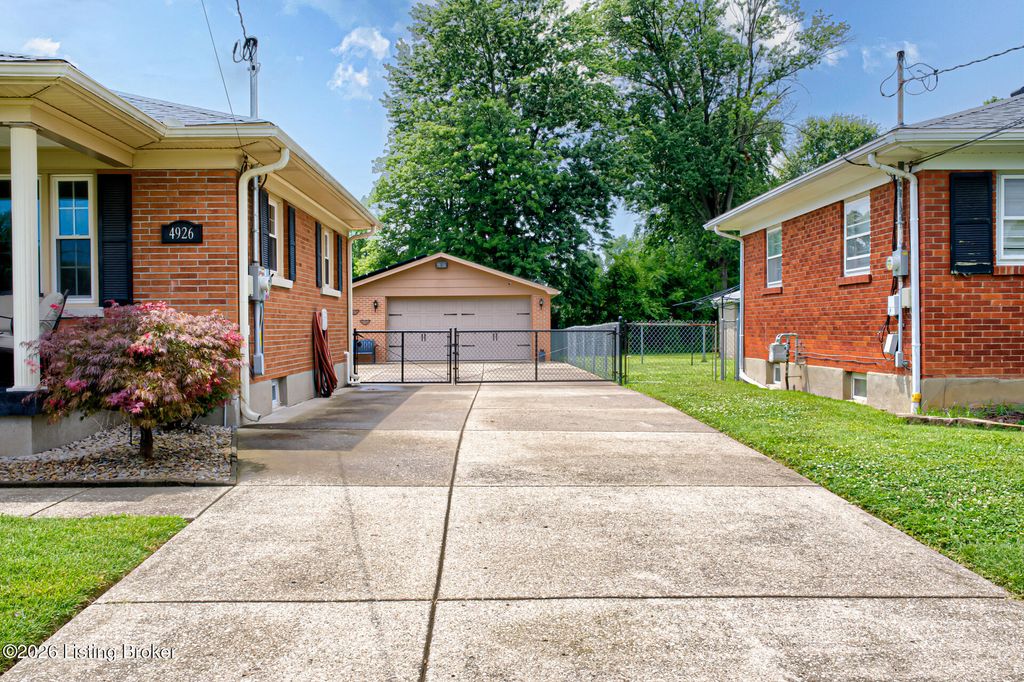 Photo of 4926 Determine Ln, Louisville, KY 40216 (MLS # 1722902)
