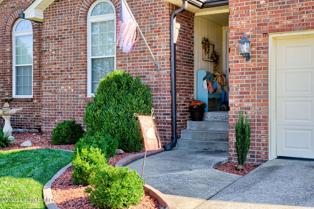 Photo of 5126 Hunters Point Cir, Louisville, KY 40216 (MLS # 1717541)