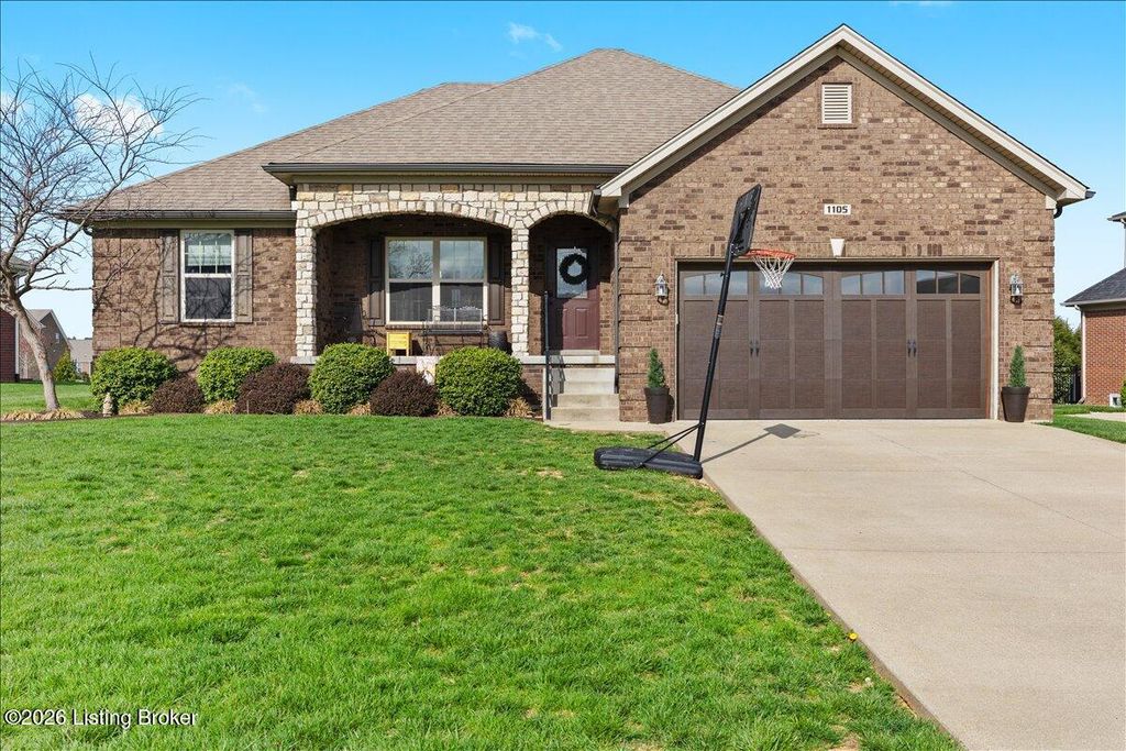 Photo of 1105 Deer Fields Trace, La Grange, KY 40031 (MLS # 1713146)