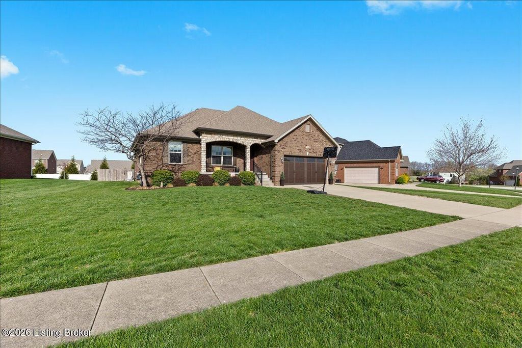 Photo of 1105 Deer Fields Trace, La Grange, KY 40031 (MLS # 1713146)