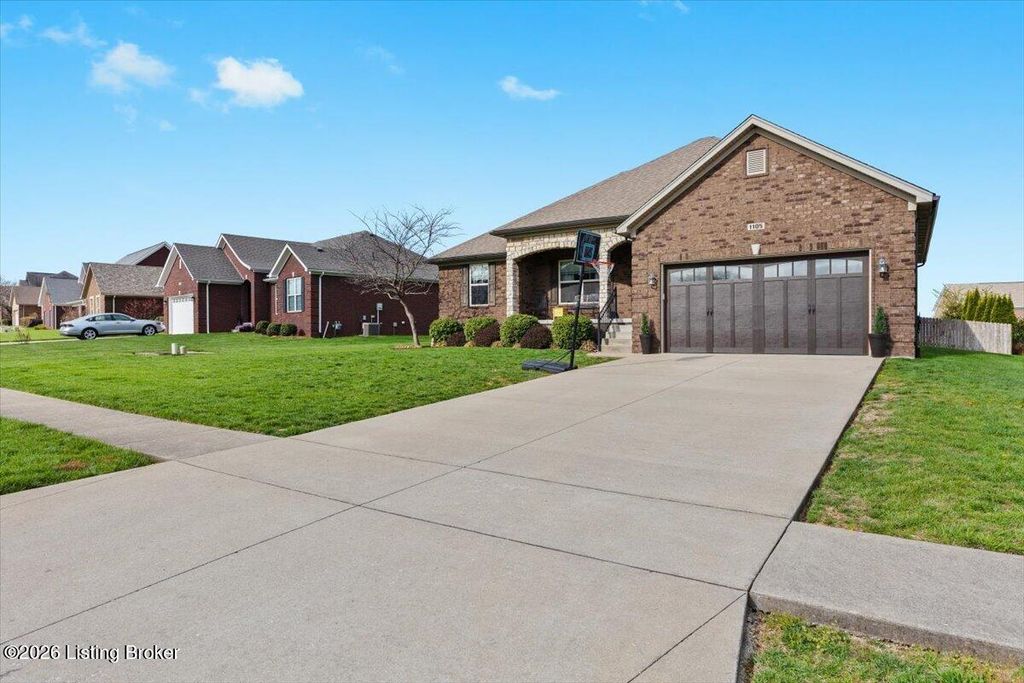 Photo of 1105 Deer Fields Trace, La Grange, KY 40031 (MLS # 1713146)