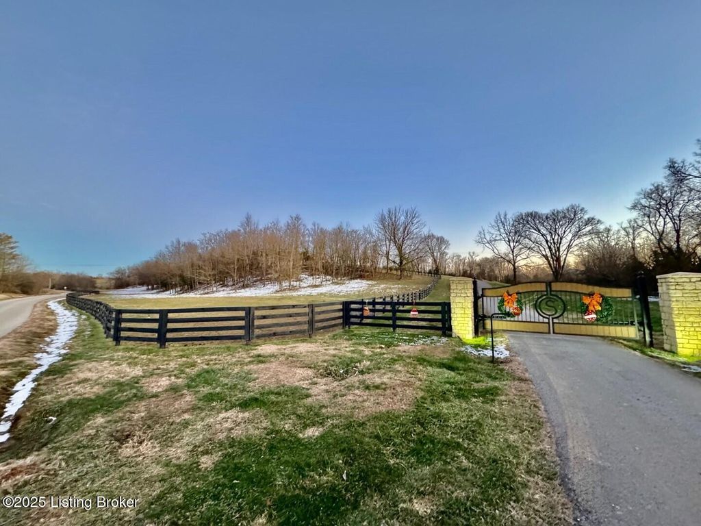 Photo of 611 Horan Ln, Springfield, KY 40069 (MLS # 1705458)