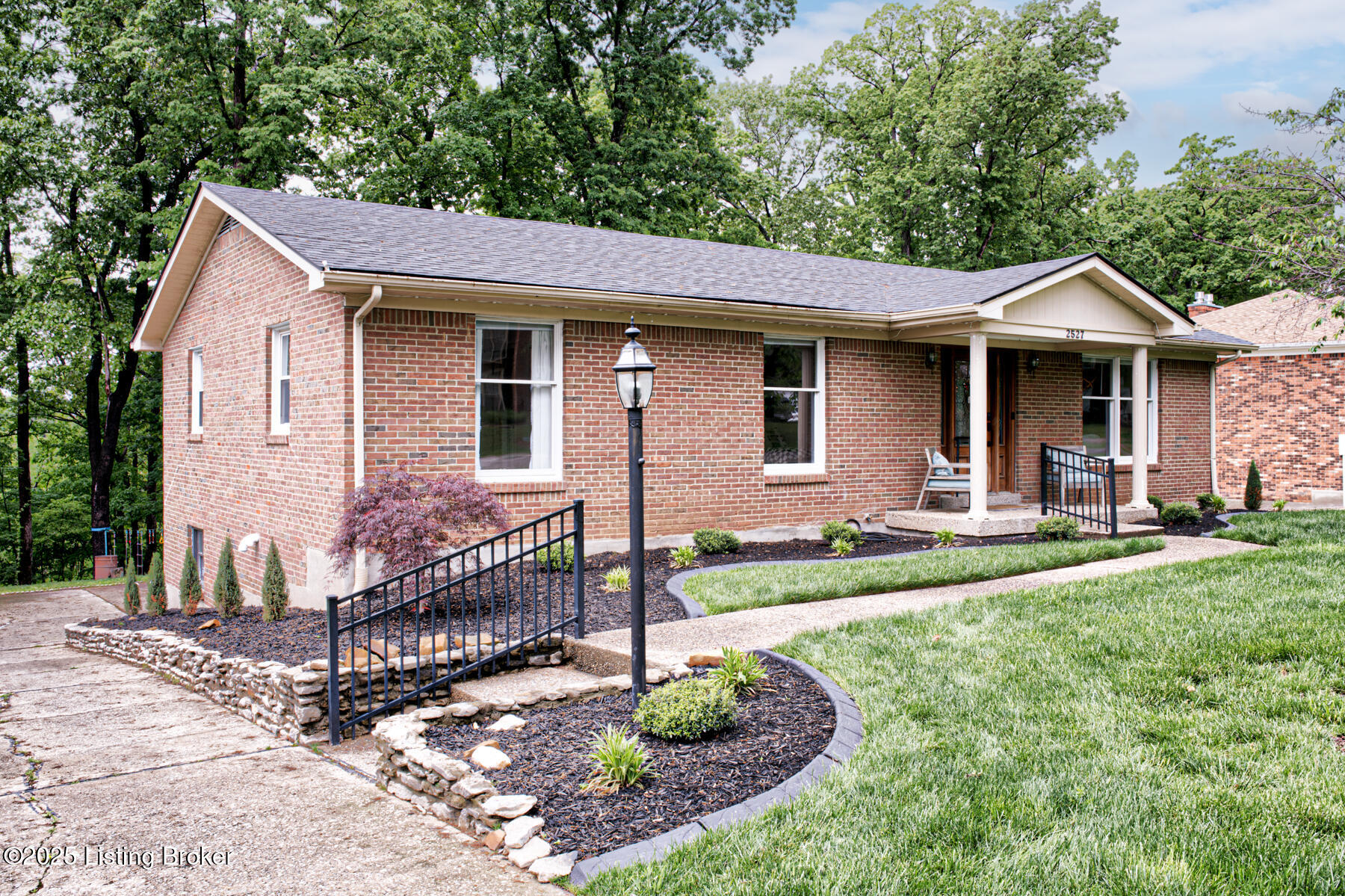 2527 Windsor Forest Dr, Louisville, Kentucky image 3