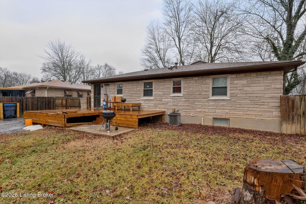 Photo of 3117 Teakwood Cir, Louisville, KY 40216 (MLS # 1709201)