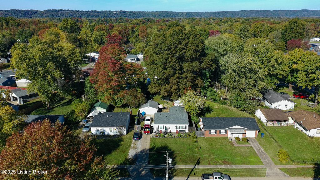 Photo of 10008 Donau Ln, Louisville, KY 40272 (MLS # 1706013)