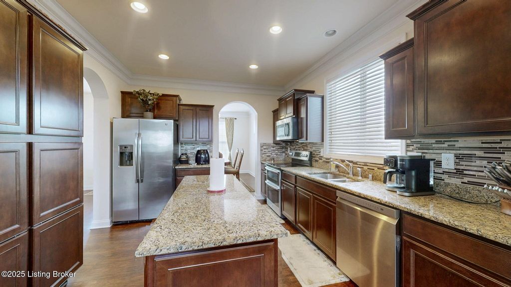 Photo of 0017038 Green Crest Ln, Louisville, KY 40245 (MLS # 1705108)