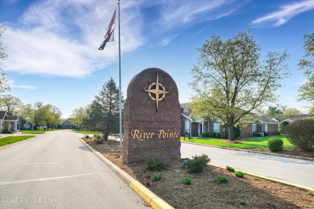 Photo of 6215 River Pointe Dr, Louisville, KY 40258 (MLS # 1712708)