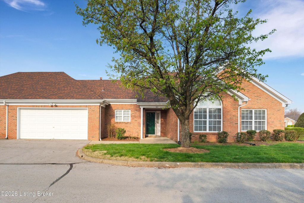 Photo of 6215 River Pointe Dr, Louisville, KY 40258 (MLS # 1712708)