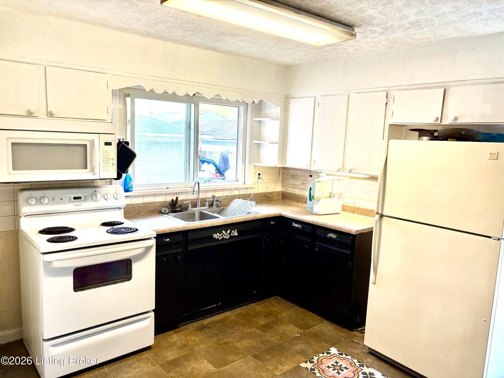 Photo of 2320 Donna Rd, Louisville, KY 40216 (MLS # 1714000)