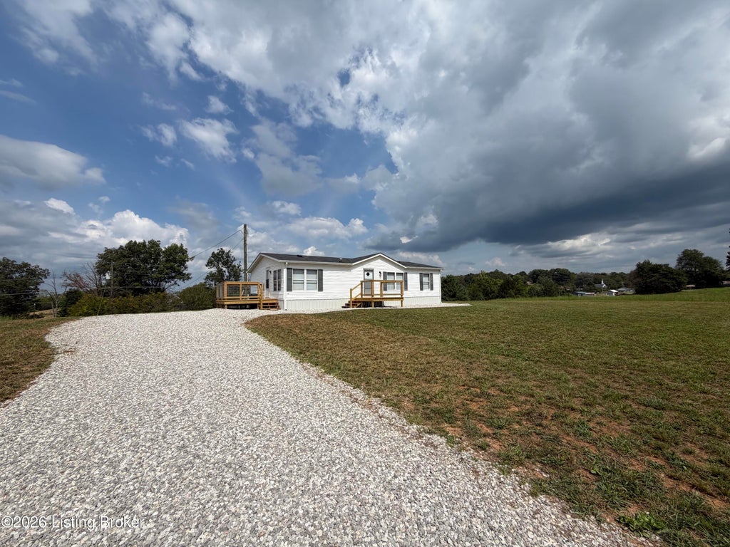 Photo of 70 Youngstown St, Hardyville, KY 42746 (MLS # 1728496)