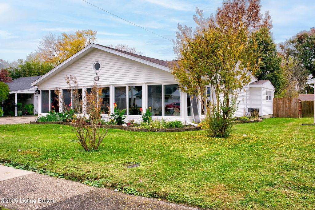 Photo of 4820 Redstart Rd, Louisville, KY 40213 (MLS # 1704932)