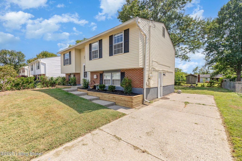 Photo of 417 Saguaro Dr, Louisville, KY 40229 (MLS # 1705998)