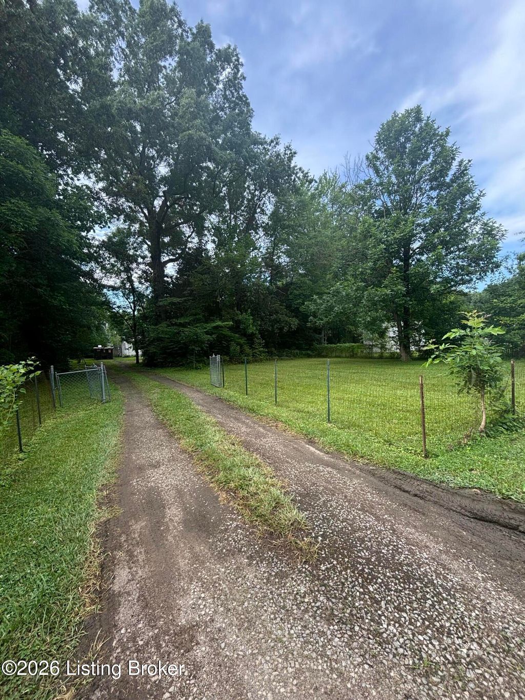 Photo of 141 Birch St, Shepherdsville, KY 40165 (MLS # 1720168)
