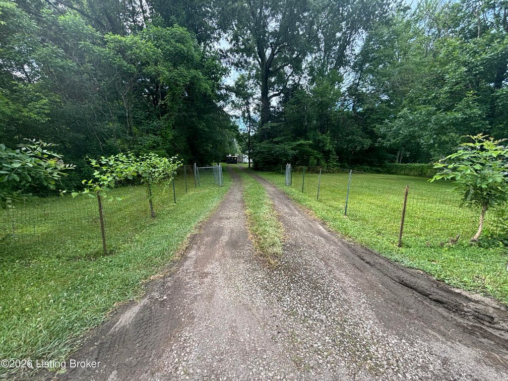 Photo of 141 Birch St, Shepherdsville, KY 40165 (MLS # 1720168)