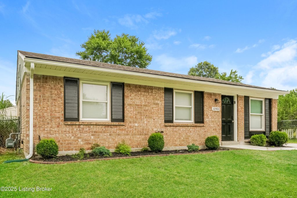Photo of 10901 Altsheler Pl, Louisville, KY 40229 (MLS # 1704966)