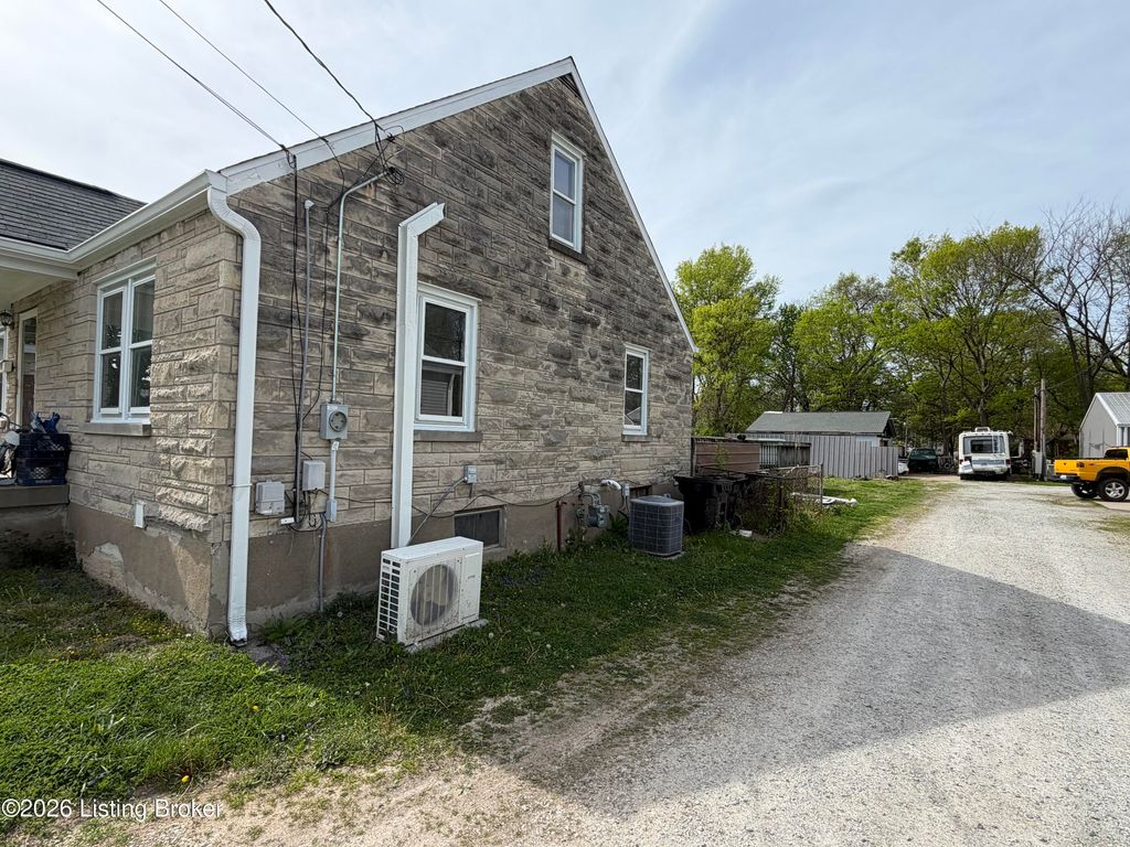 Photo of 1249 Springdale Dr, Louisville, KY 40213 (MLS # 1714425)