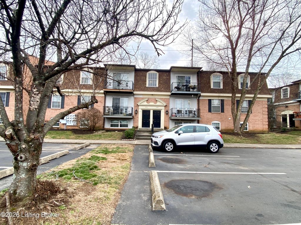 Photo of 206 Flanders Ct # 20-3, Louisville, KY 40218 (MLS # 1706565)