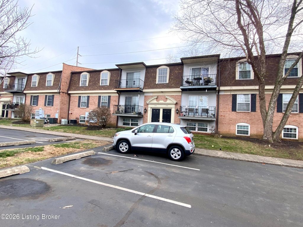 Photo of 206 Flanders Ct # 20-3, Louisville, KY 40218 (MLS # 1706565)