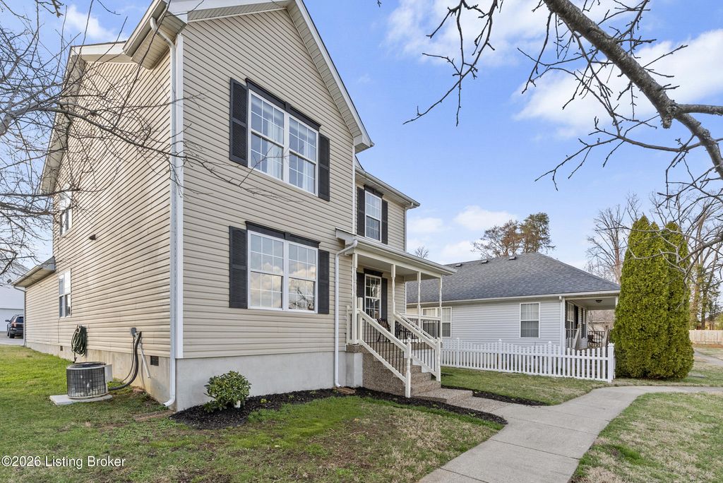 Photo of 6609 Glastonburg Ln, Louisville, KY 40291 (MLS # 1711209)