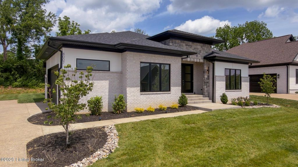 Photo of 4007 Thomas Farm Dr, Louisville, KY 40299 (MLS # 1717969)