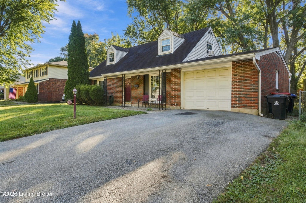 Photo of 4406 Lynnbrook Dr, Louisville, KY 40220 (MLS # 1731256)
