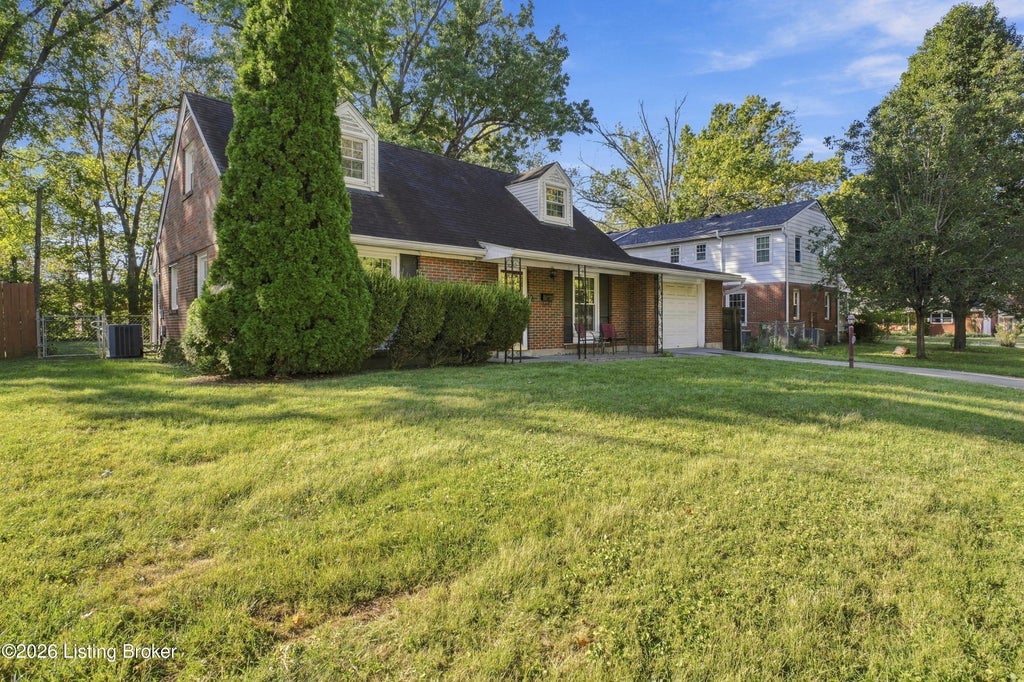 Photo of 4406 Lynnbrook Dr, Louisville, KY 40220 (MLS # 1731256)