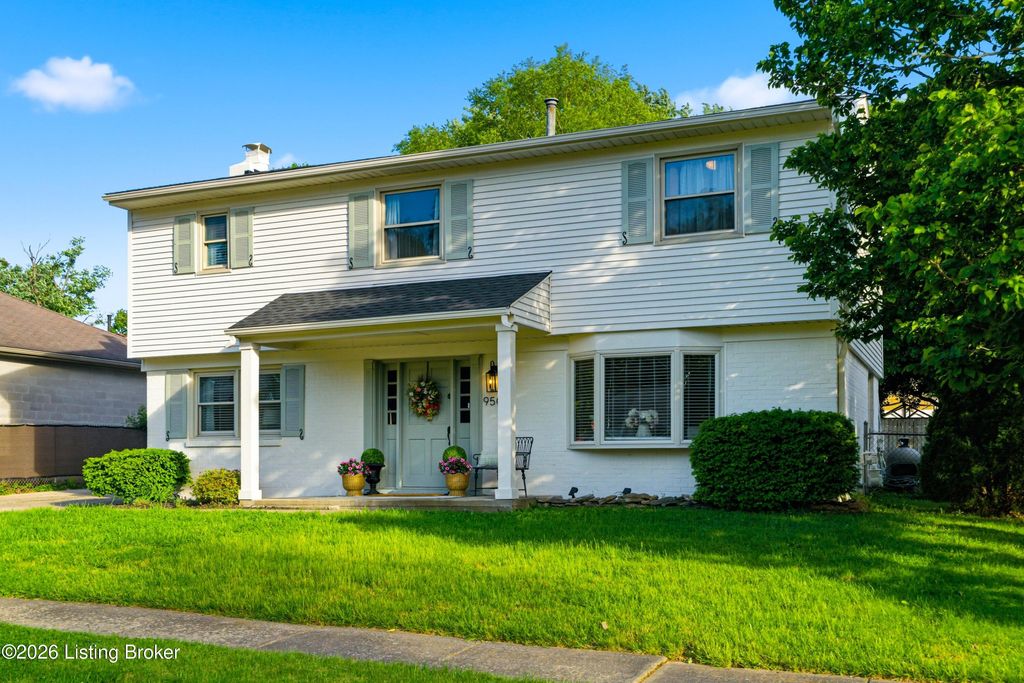Photo of 9508 Chadbourn Ct, Louisville, KY 40223 (MLS # 1716808)