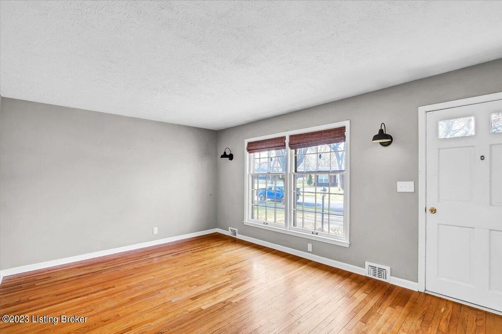 Photo of 3923 Manner Dale Dr, Louisville, KY 40220 (MLS # 1629754)