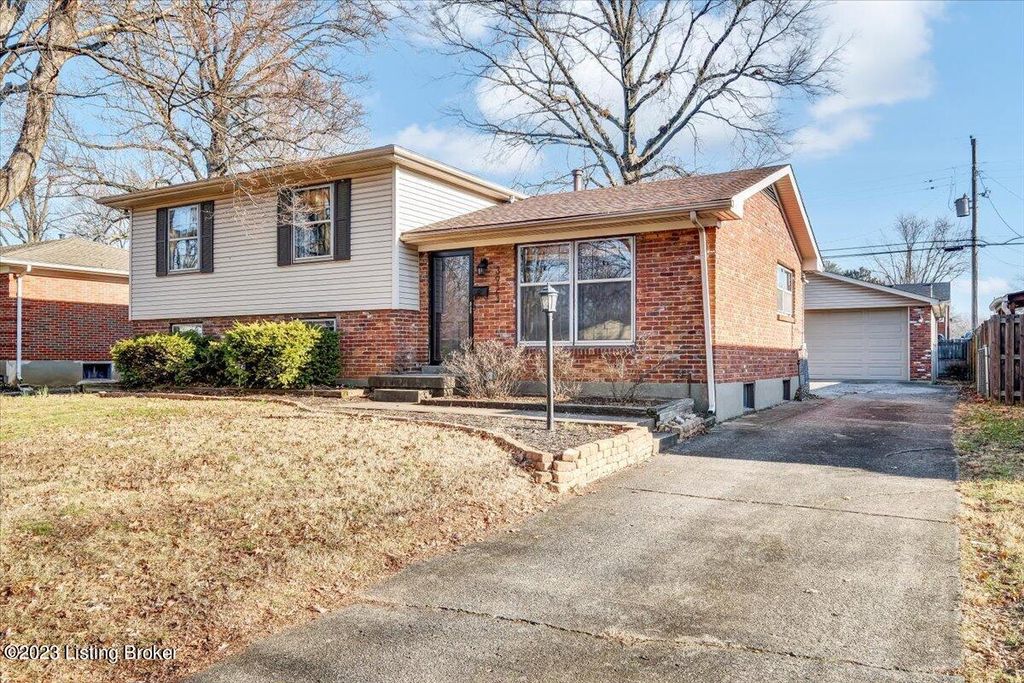 Photo of 3923 Manner Dale Dr, Louisville, KY 40220 (MLS # 1629754)