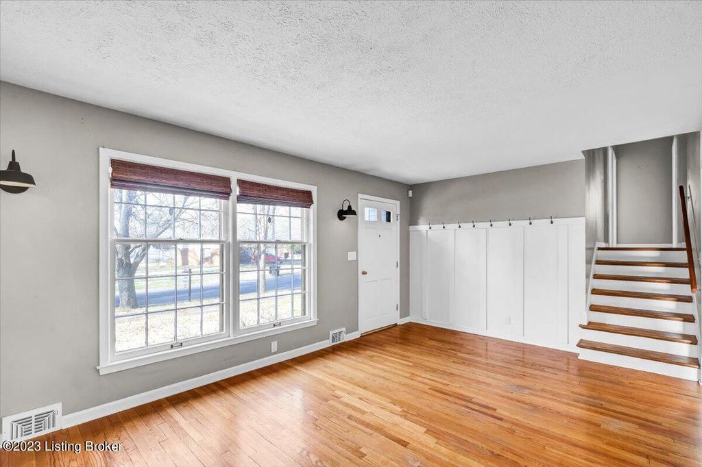 Photo of 3923 Manner Dale Dr, Louisville, KY 40220 (MLS # 1629754)
