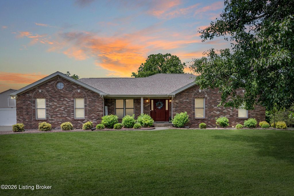 Photo of 2032 Currys Fork Dr, La Grange, KY 40031 (MLS # 1721038)