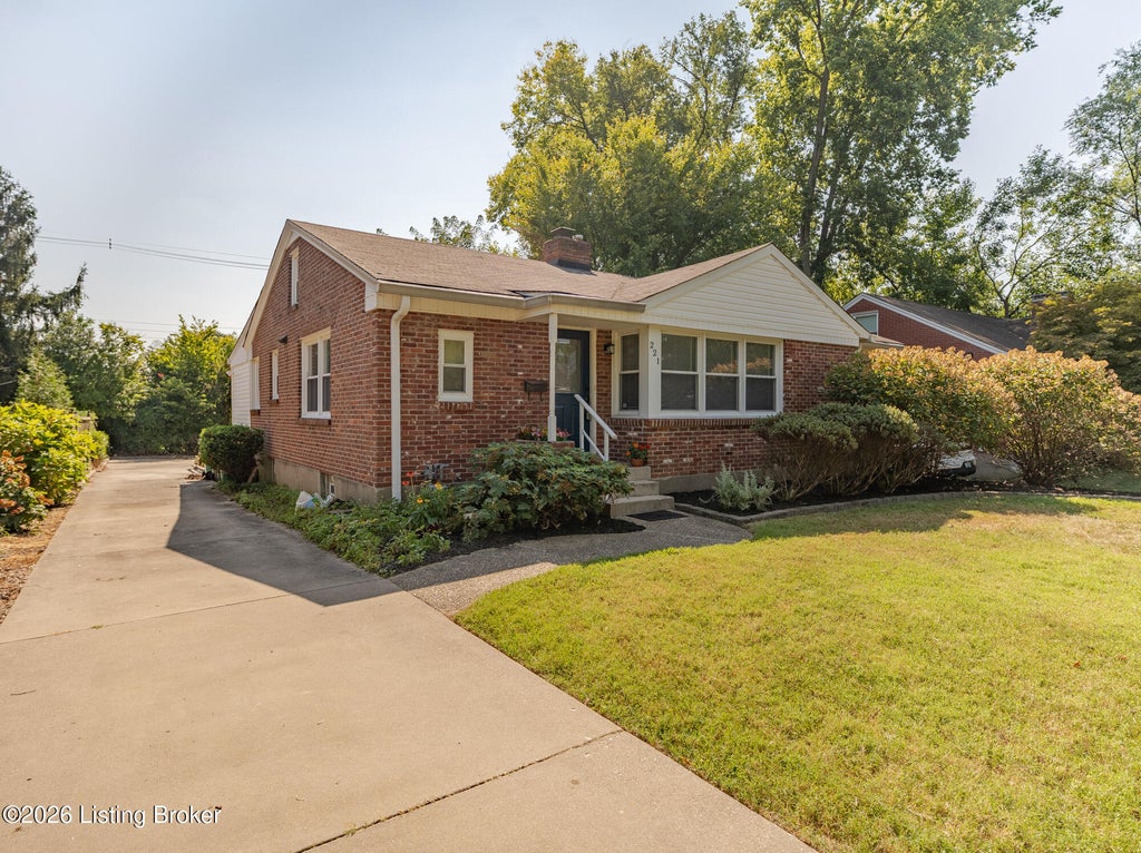 Photo of 221 Ring Rd, Louisville, KY 40207 (MLS # 1727754)